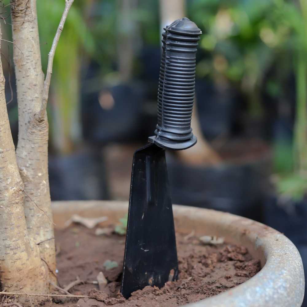 Rubber Grip Khurpa 2, Black (Blade Width 5.08 cm) - Image 3